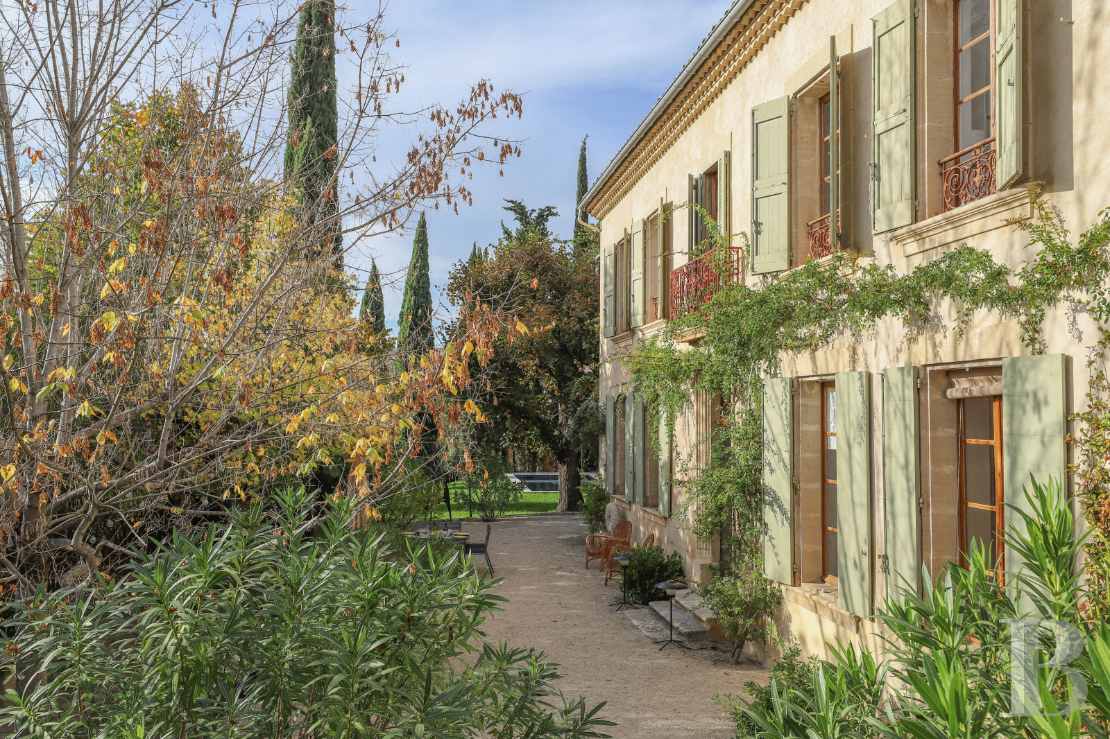 Dans les Alpes-de-Haute-Provence, au sud de Forcalquier, une maison de village traditionnelle et audacieuse - photo  n°4